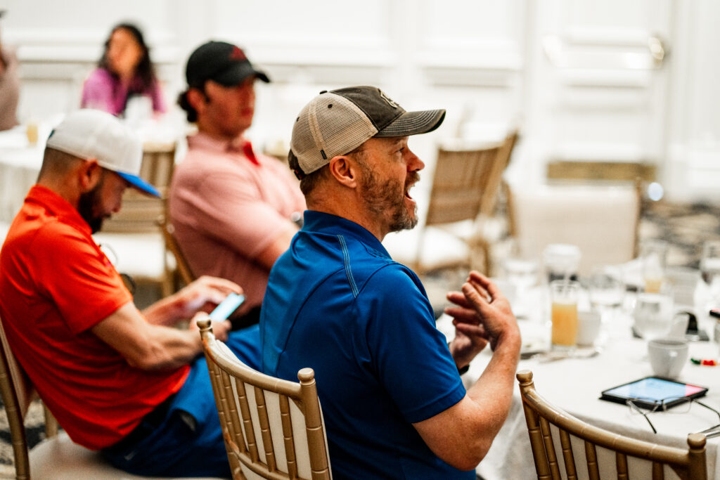 A group of people sitting at tables with drinks.